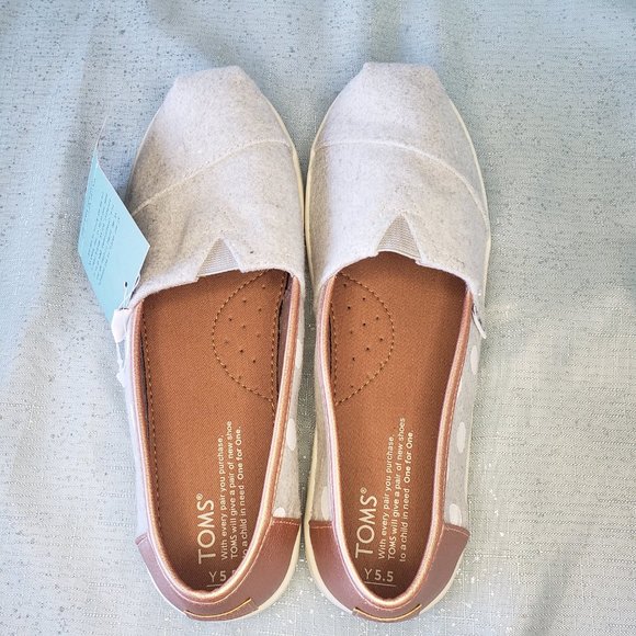 BRAND NEW WITH TAG, TOMS Youth Classic . grey felt and rose gold polka dots  5.5 - Picture 7 of 13